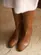 Bota Ivy Cano Longo em Couro Caramelo
