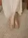 Scarpin Liv Tressê Couro Nude Bege com Ouro